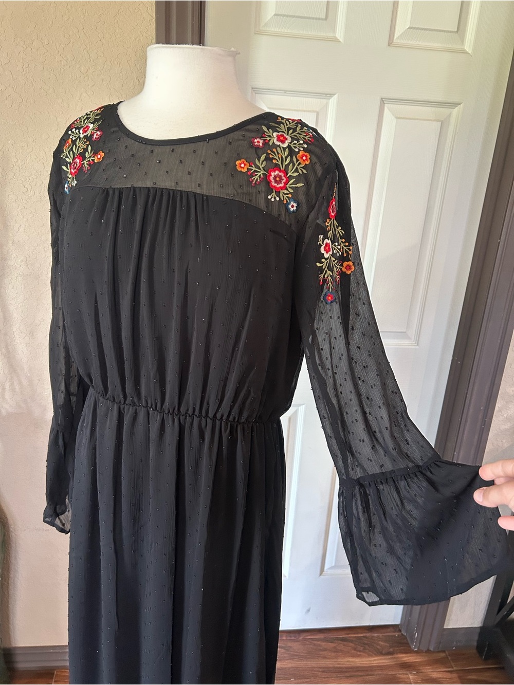 Wrangler Black maxi dress with floral embroidery details - Picture 3 of 6